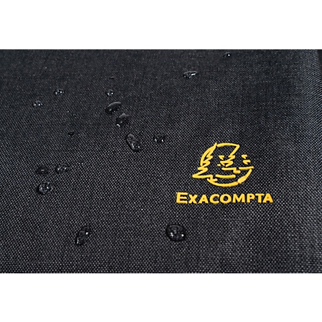 Schwarzes Stoffdetail mit gelbem Logo und Wassertropfen. Text: EXACOMPTA.