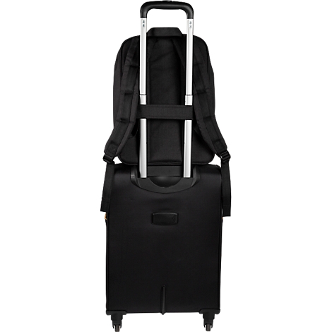 Schwarzer Trolley mit Rucksack. Der Rucksack wird auf dem Trolley transportiert. Beide sind vor weissem Hintergrund abgebildet.