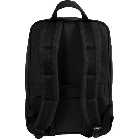 Zwarte rugzak van achteren gezien, met riemen en een handvat.