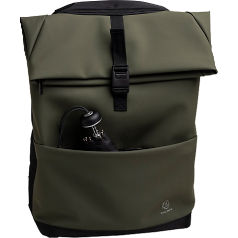 Olivgrüner Roll-Top-Rucksack mit schwarzem Verschluss, offener Fronttasche mit Regenschirm. Logo unten rechts.