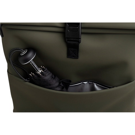 Dunkelgrüner Rucksack mit einer schwarzen Innentasche, in der ein kleiner Regenschirm steckt.