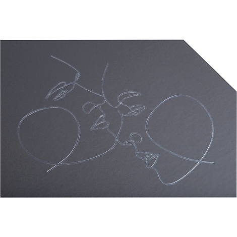 Schwarzgrauer Hintergrund mit einer filigranen weißen Strichzeichnung zweier Gesichter, die sich küssen.