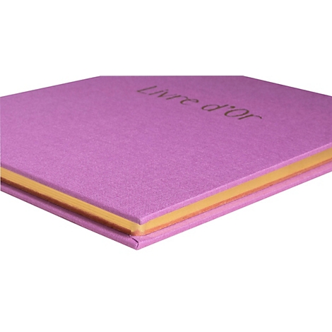 Ein lila Buch mit dem goldfarbenen Schriftzug "Livre d'Or". Die Seiten sind goldfarben.