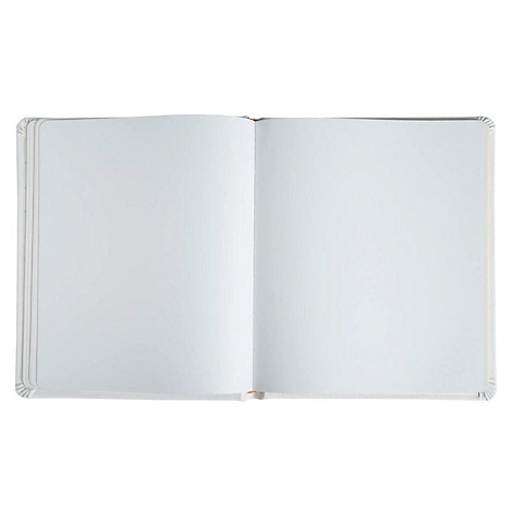Open wit notitieboek, blanco pagina's. Het boek staat tegen een witte achtergrond.