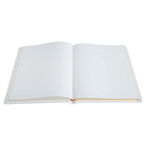 Een open, blanco boek gebonden in licht wit. De pagina's zijn ook wit. De rug is lichtbruin.