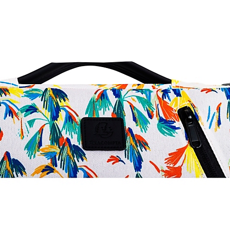 Détail d'un sac avec motif de palmiers colorés, fermeture éclair noire, poignée et logo.