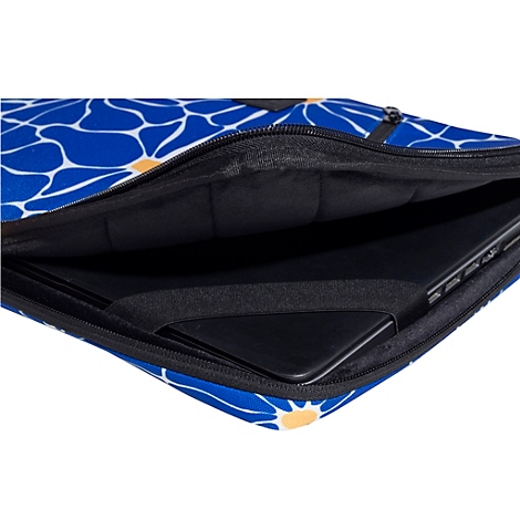 Housse d'ordinateur portable bleue avec des motifs floraux blancs et jaunes, à l'intérieur un ordinateur portable noir.