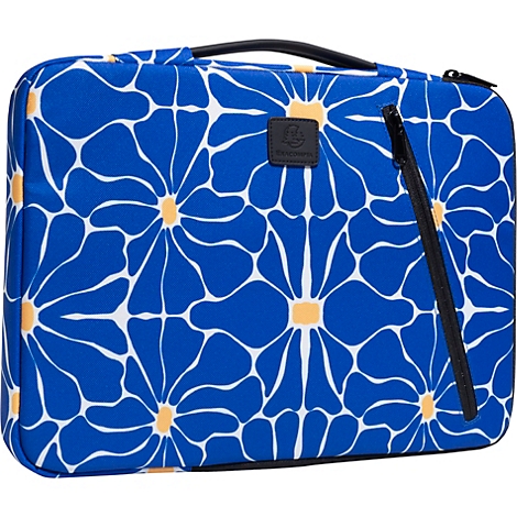 Bagage bleue avec motif floral blanc. Comprend une fermeture éclair, une poignée noire et un écusson avec logo.