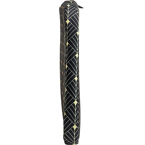 Un long sac fermé, noir avec des motifs géométriques jaunes répétés. Il y a une fermeture éclair sur le dessus.
