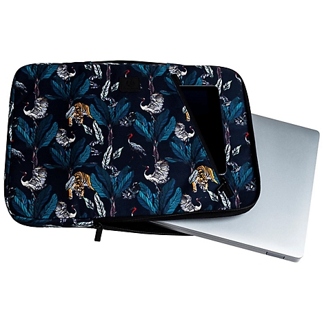 Housse d'ordinateur portable bleu foncé avec motif jungle et motifs de tigres. À l'intérieur, un ordinateur portable et une tablette.