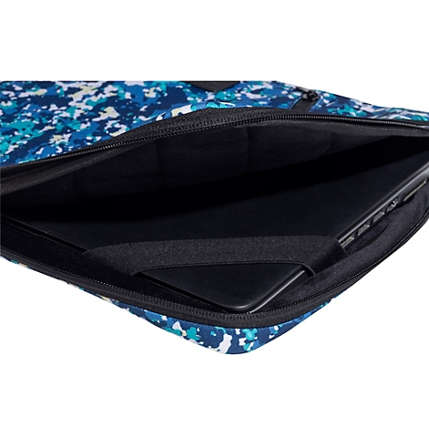 Une housse pour ordinateur portable camouflage bleu montrant un ordinateur portable à l'intérieur. La fermeture éclair et une fermeture velcro sont visibles.