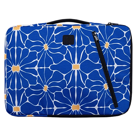Étui bleu avec motif floral. Fermeture éclair, poignée et logo noirs. Centres de fleurs jaunes.