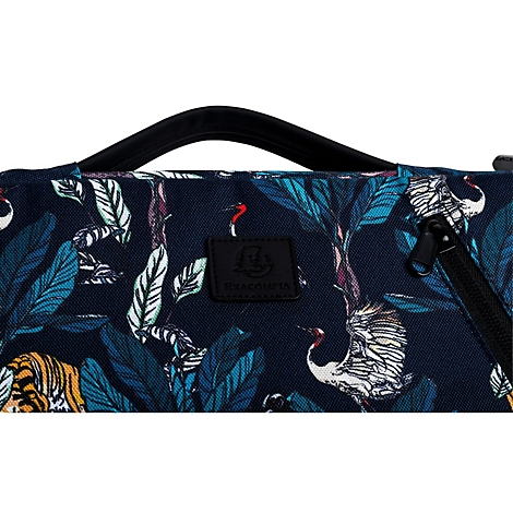 Détail d'un sac avec imprimé exotique de plantes et d'animaux en bleu. Poignée et fermeture éclair noires.