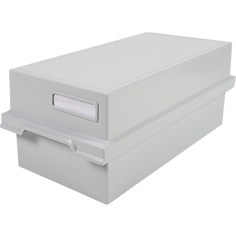 Graue Aufbewahrungsbox mit Deckel, Griffmulde und Beschriftungsfeld.