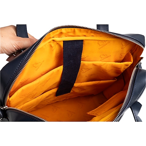 Dunkelblaue Ledertasche mit gelbem Innenfutter und Fächern. Eine Hand hält die Tasche offen.