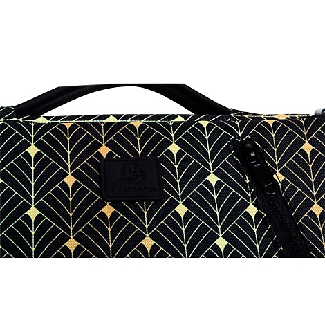 Detailansicht einer schwarzen Tasche mit goldenem geometrischen Muster und Reißverschluss.