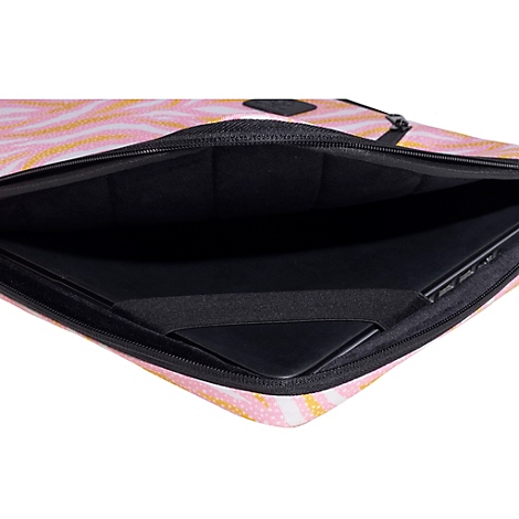 Eine pinke Laptoptasche mit gelben Streifen und einem schwarzen Reißverschluss, in der ein Laptop liegt.