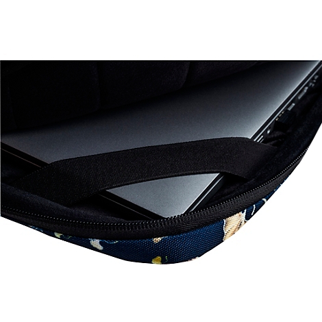 Ordinateur portable dans un étui, sangle noire, surface bleue à motifs floraux.