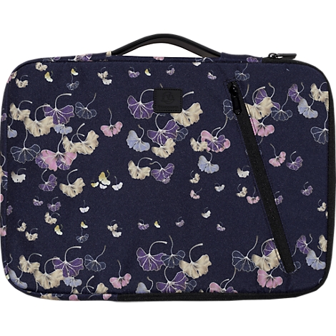 Sacoche pour ordinateur portable bleu foncé avec motif de feuilles de ginkgo en violet, rose et crème. Fermeture éclair et poignée noires.