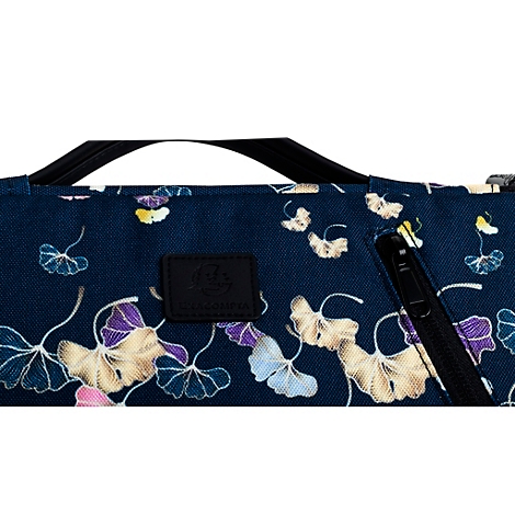 Detailansicht einer Tasche mit floralem Muster in Blau, Weiß und Lila. Schwarzer Griff und Reißverschluss.