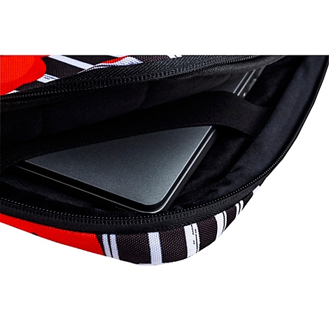 Laptop Tasche. Eine schwarze Tasche mit rotem und weißem Muster. Ein Laptop steckt in der Tasche.