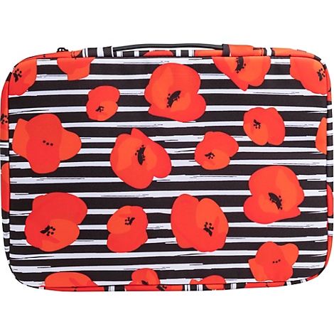 Eine rechteckige Kosmetiktasche mit roten Mohnblumen auf schwarz-weiß gestreiften Hintergrund.