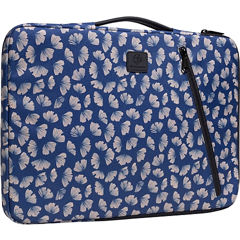 Blaue Tasche mit Ginko-Blättern. Schwarzer Reißverschluss, Griff und Logo-Etikett.