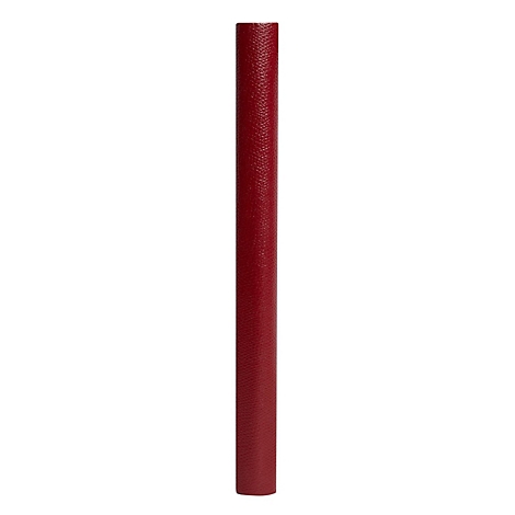 Morceau de cuir cylindrique, rouge foncé, dressé sur fond blanc.