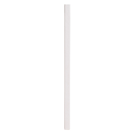 Fine baguette blanche sur fond blanc, disposée verticalement.
