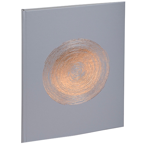 Couverture de livre carrée grise avec des cercles concentriques et en spirale en cuivre. Le livre est présenté légèrement incliné.