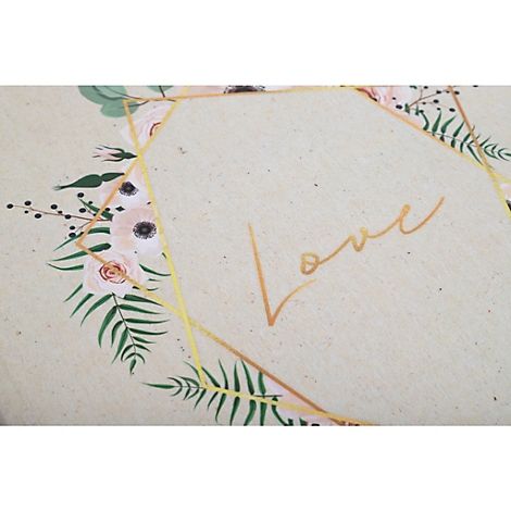 Gros plan d'une toile beige avec des illustrations florales et le mot "Love" en or.