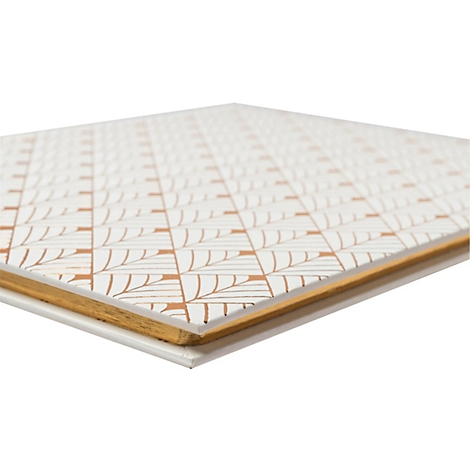 Gros plan sur un panneau en bois avec un motif géométrique blanc en marron, bordure dorée.