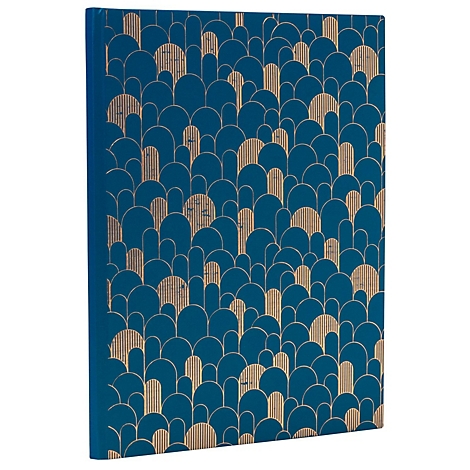 Carnet bleu avec un motif géométrique doré. La couverture est légèrement inclinée, révélant la surface en relief.
