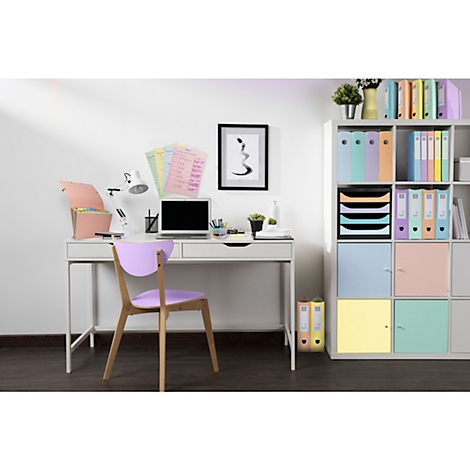 Een helder bureau met laptop, stoel en gekleurde mappen. De kamer is minimalistisch ingericht.