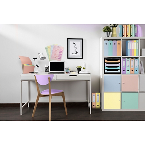 Wit bureau met laptop, paarse stoel, kunst aan de muur en een plank met kleurrijke ordners.