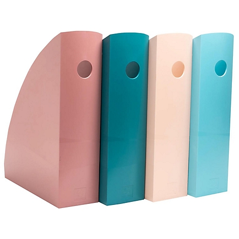 Quatre porte-magazines colorés se tiennent côte à côte. Chacun a un trou et est en rose, turquoise, beige et bleu clair.