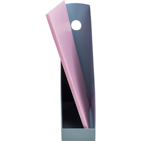 Een grijze papieren bak met een roze vel dat iets uitsteekt.