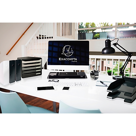 Bureau met monitor, lades, lamp en smartphone. De monitor toont het Exacompta Paris logo.