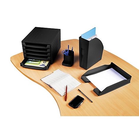 Schreibtisch mit Büroutensilien: Ablageboxen, Stifthalter, Notizblock, Stift, Handy. Holz-Tischplatte.