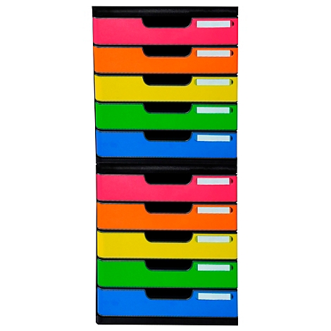 Une tour de bacs à courrier multicolore composée de tiroirs de différentes couleurs, avec des poignées noires et des étiquettes blanches.
