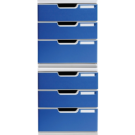 Armoire bleue en plusieurs parties avec tiroirs, poignées blanches et étiquettes.