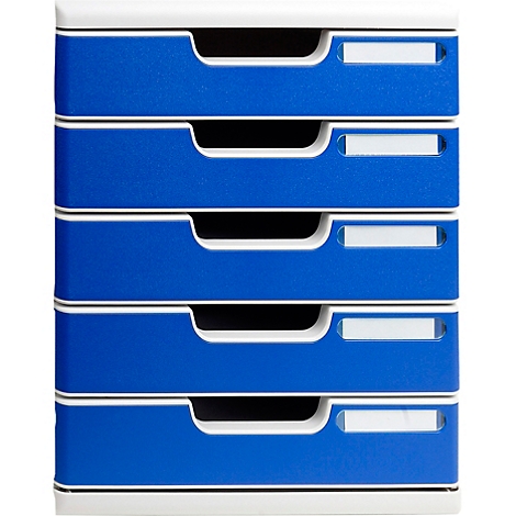Plusieurs tiroirs bleus avec des étiquettes blanches sur fond blanc.