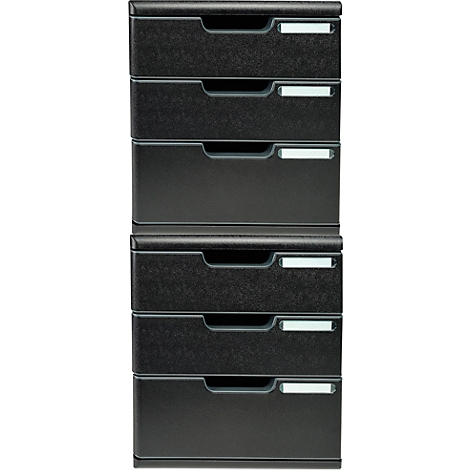 Schwarzer Schubladenschrank mit sechs Schubladen. Jede Schublade hat einen Griff und ein Etikett. Der Hintergrund ist weiß.