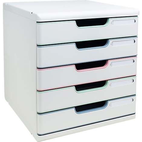 Witte ladekast met vijf gekleurde handgrepen. Elke handgreep heeft een andere kleur, groen, blauw en roze.