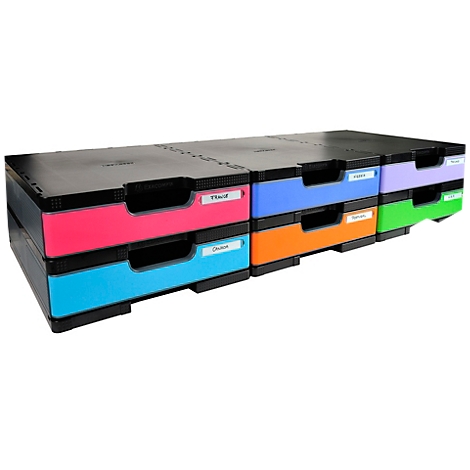 Mehrfarbige Schubladenboxen, mit beschrifteten Etiketten. Die Boxen sind in Türkis, Pink, Blau, Orange, Lila und Grün gestapelt.