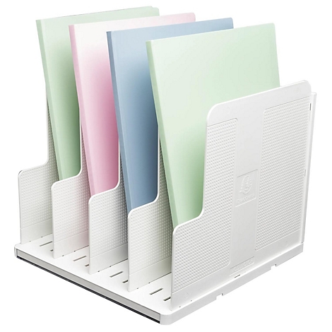 Weißer Aktenhalter mit farbigen Ordnern. Grün, Rosa, Blau und Grün stehen im Fach.