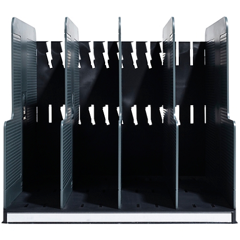 Schwarzer Dokumentenhalter mit mehreren Fächern und Aussparungen, auf hellem Hintergrund.