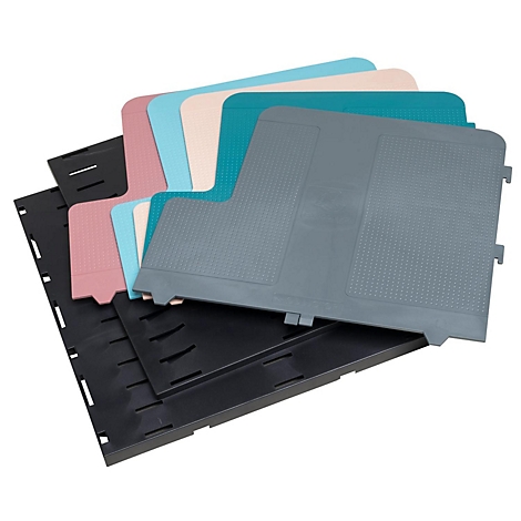 Mehrfarbige Bodenplatten in Grau, Schwarz, Rosa, Hellblau, Beige und Türkis. Die Platten sind ineinandergreifend und zeigen unterschiedliche Strukturen.