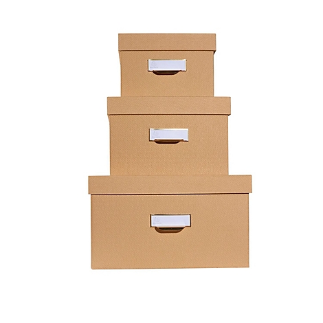 Drei braune Boxen, gestapelt, mit weißen Etiketten.