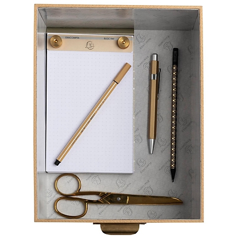 Blick von oben auf ein offenes Holz-Schmuckkästchen mit Schreibutensilien: Notizblock, Stifte, Schere.